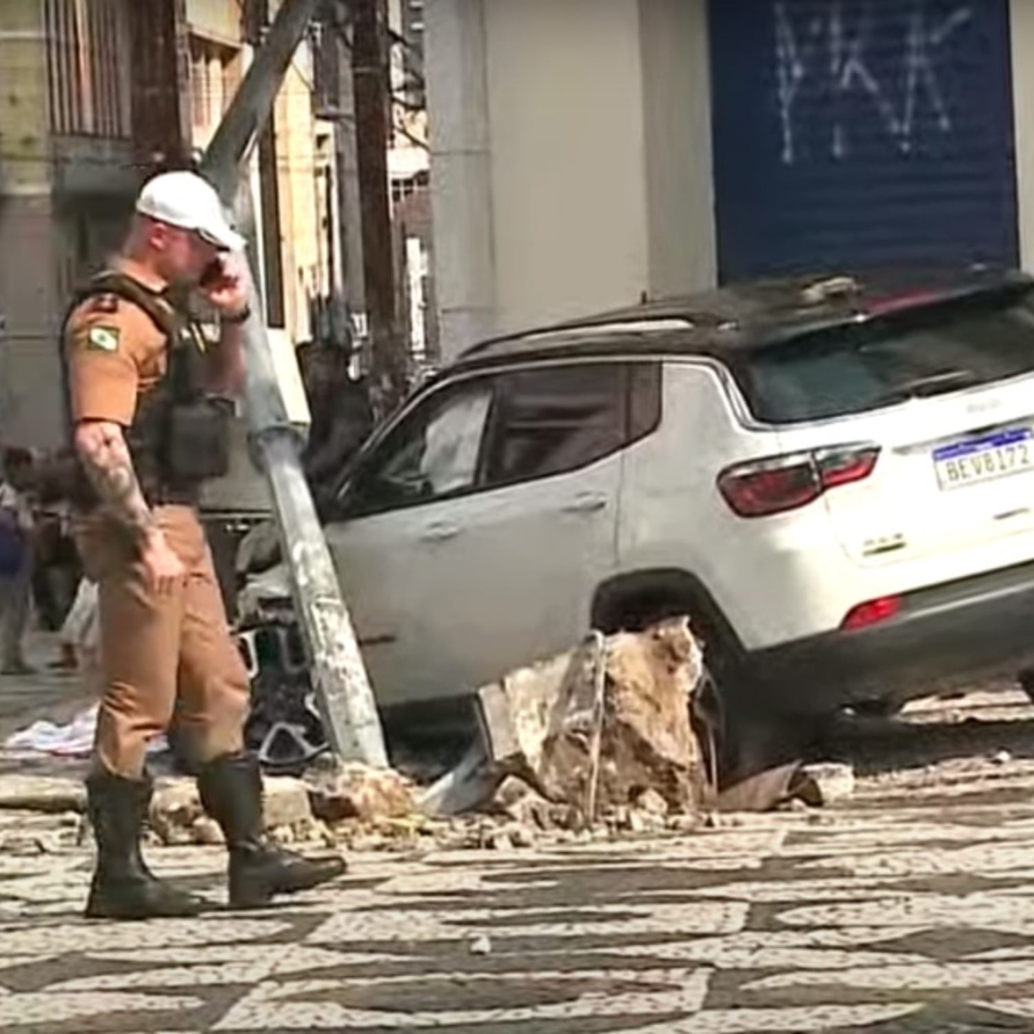  carro invade Praça Tiradentes 