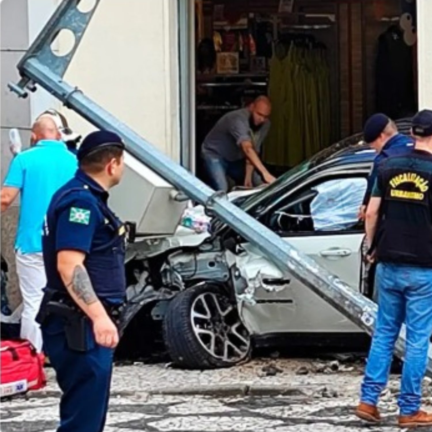  carro invade praça tiradentes 