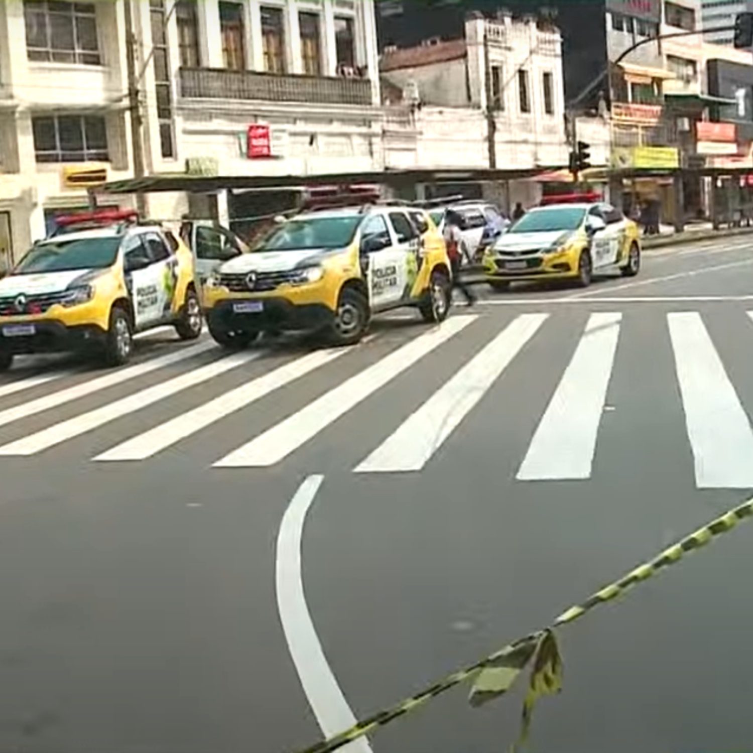  carro invade praça tiradentes 