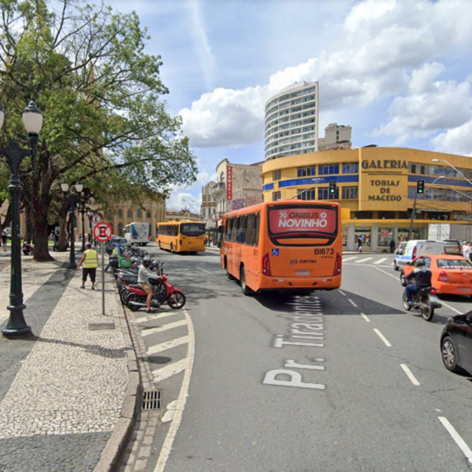  carro invade praça tiradentes 