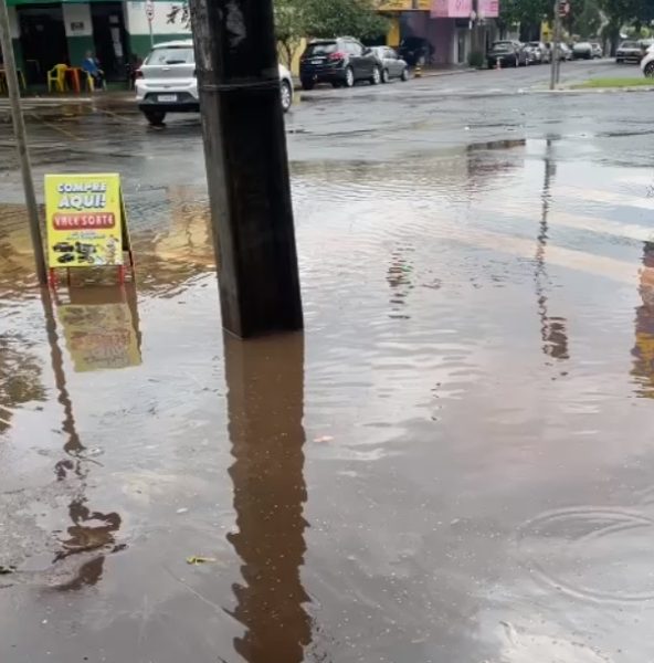 Chuva causa pontos de alagamento em Maringá e Sarandi; vídeos