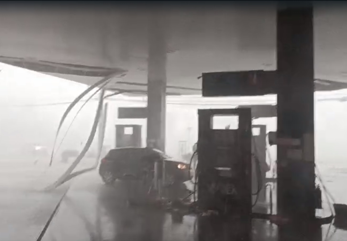  Cobertura de posto de combustíveis é arrancada pelo vento em Maringá; vídeo 