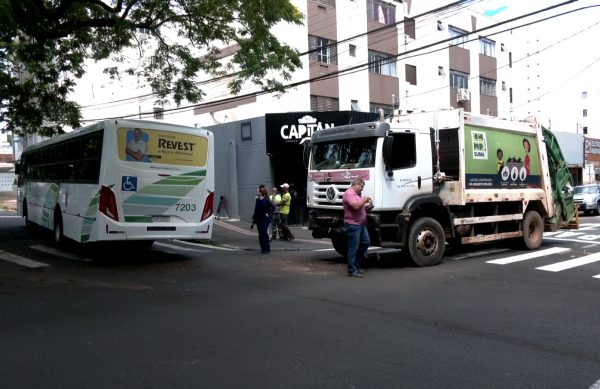 Colisão entre caminhão da coleta de lixo e ônibus deixa três feridos em Maringá