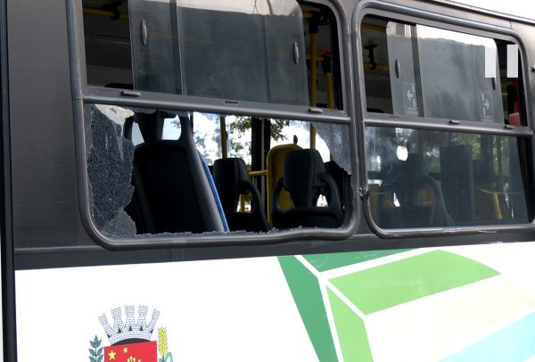 Colisão entre caminhão da coleta de lixo e ônibus deixa três feridos em Maringá