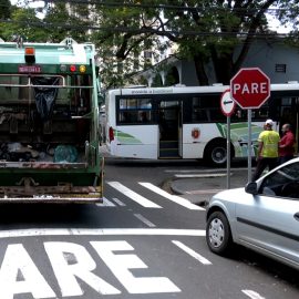 Colisão entre caminhão da coleta de lixo e ônibus deixa três feridos em Maringá