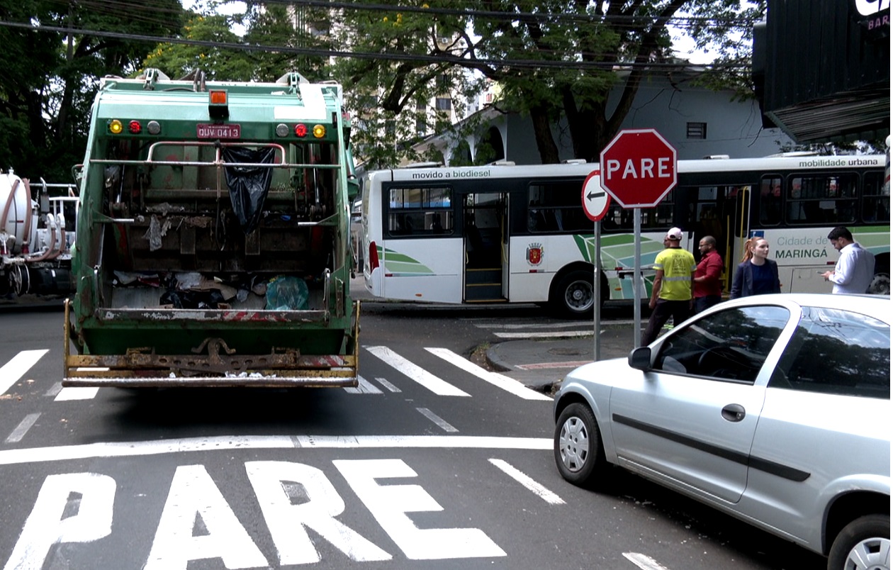  Colisão entre caminhão da coleta de lixo e ônibus deixa três feridos em Maringá 