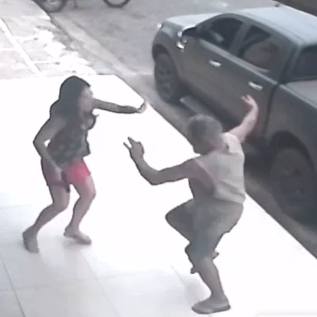 VÍDEO: Delegada atira em homem em situação de rua após ser agredida 