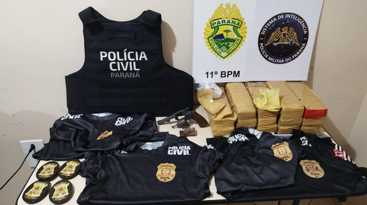  Distintivos da Polícia Civil são apreendidos em casa onde mulher foi presa no PR 2 