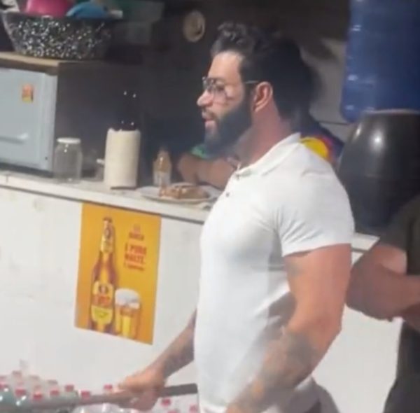 Gusttavo Lima joga sinuca em bar de Goiânia e atrai fãs para o
