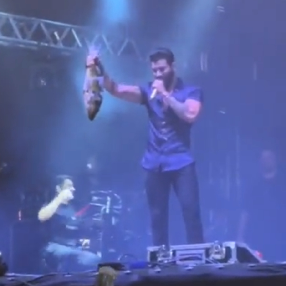  VÍDEO: Gusttavo Lima ganha peixe de presente durante show e agradece: “Nossa janta” 