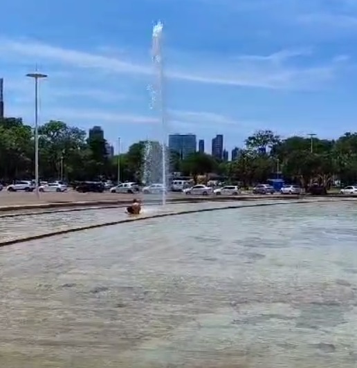 Homem é flagrado se refrescando nos espelhos d’água da Catedral de Maringá; vídeo