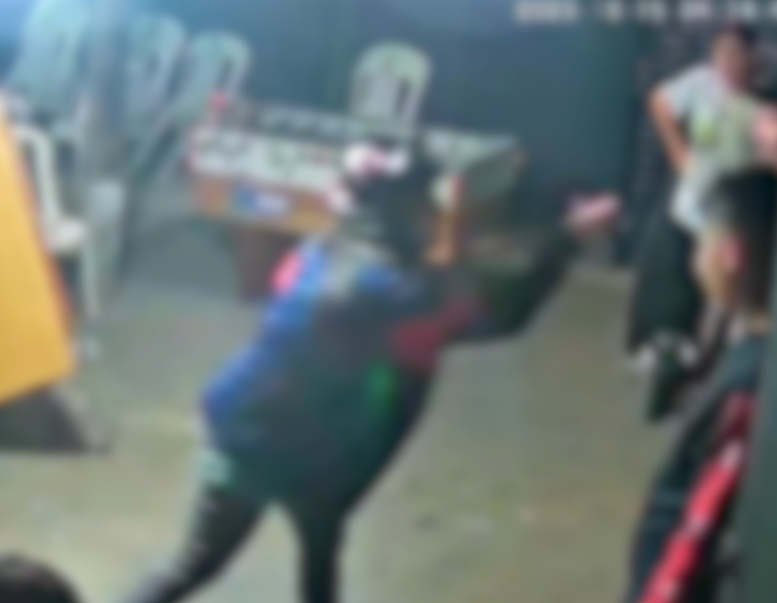 Irritada, mulher acaba com partida de sinuca no Paraná em um golpe só; VÍDEO  - RIC.com.br