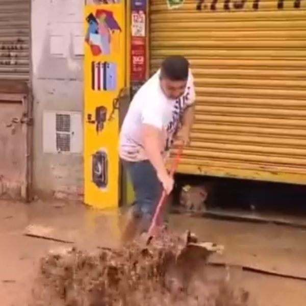 VÍDEO: Homem joga lama em repórter ao vivo durante cobertura das chuvas