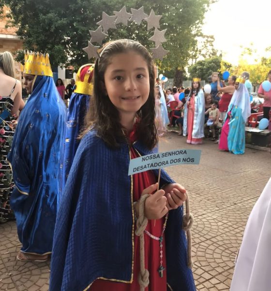 Menina que teve cabelo sugado por ralo de piscina sai da UTI