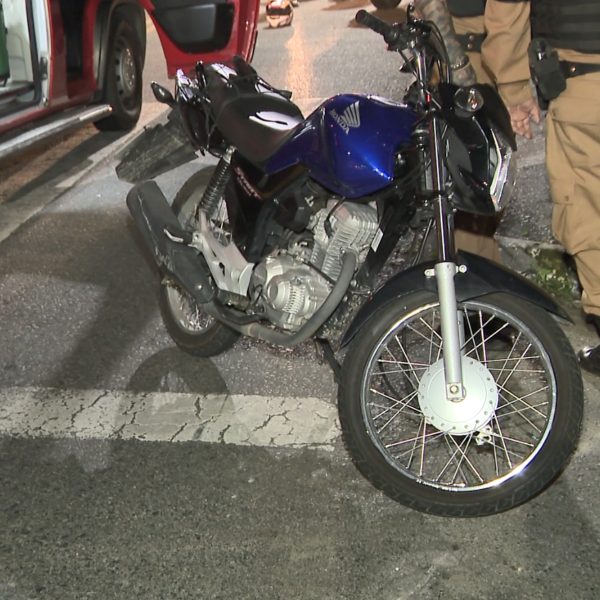 motociclista empina moto preso sem CNH