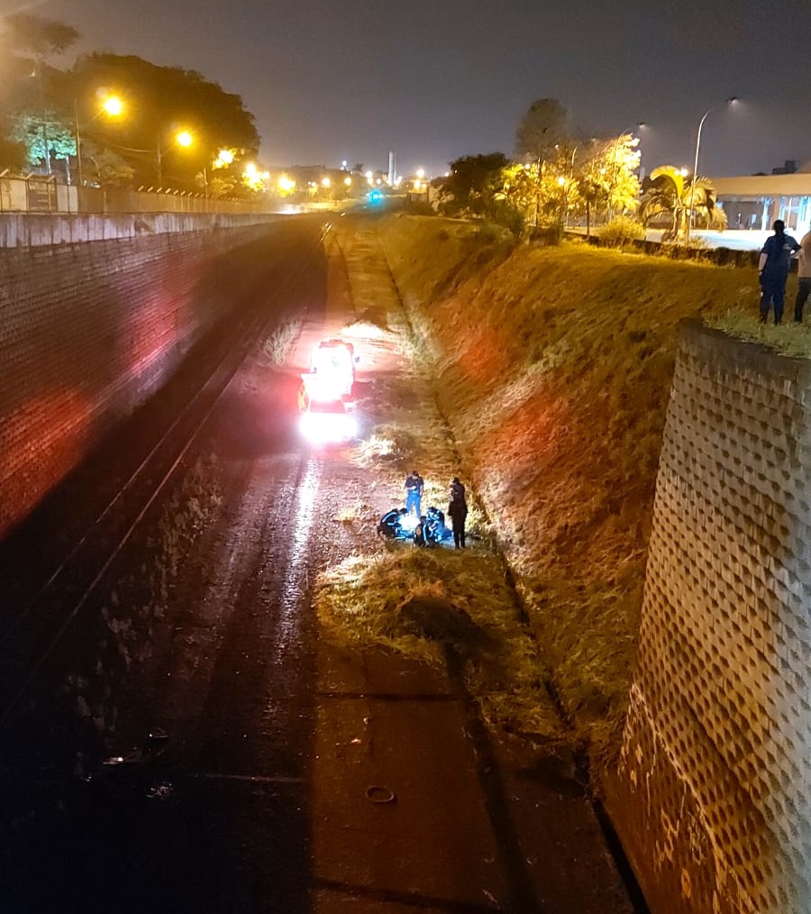 Homem perde controle e joga moto dentro de rio