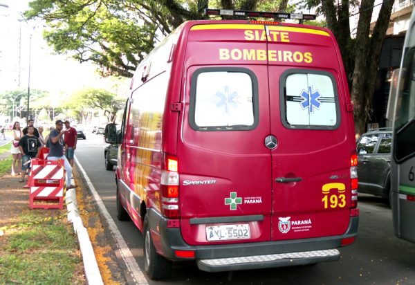 Motociclista tem a perna decepada após bater contra placa de sinalização no PR 2