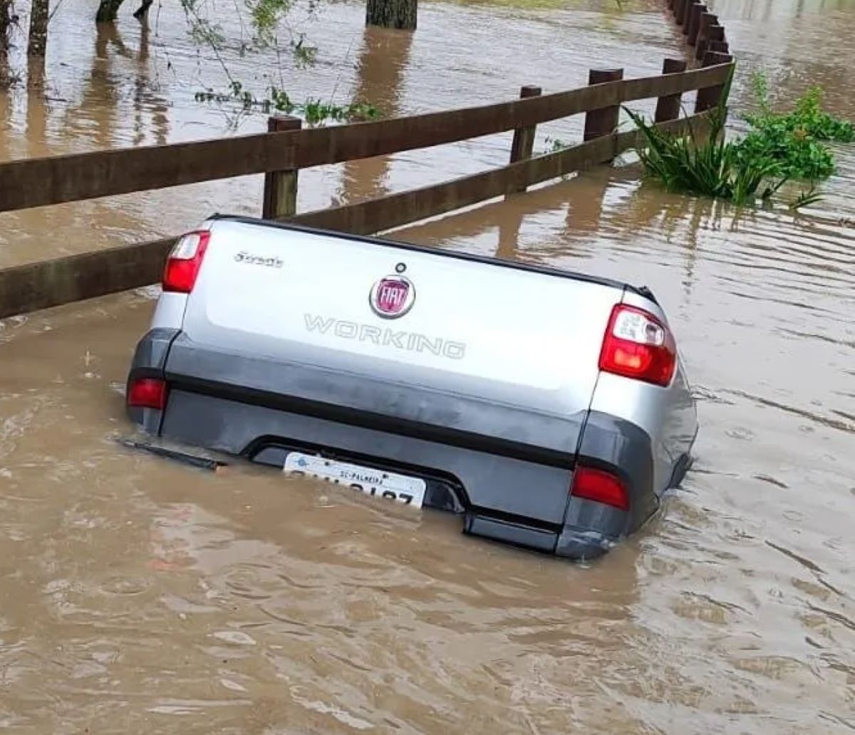  motorista-morre-carro-alagada 