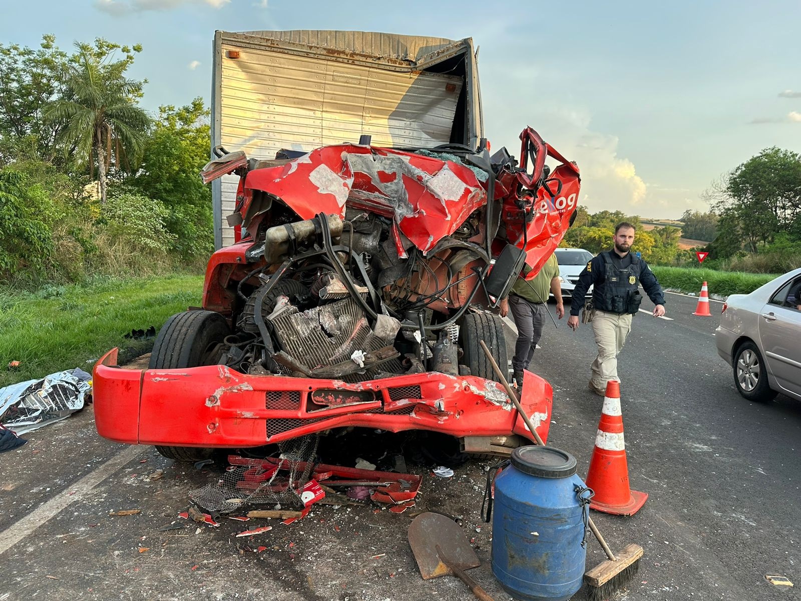  Motorista morre em grave acidente entre dois caminhões na BR-376 