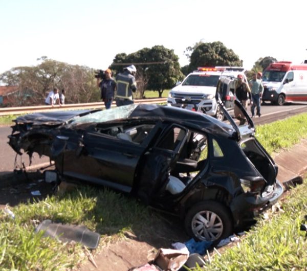 Motorista olha celular e capota carro na PR-323; mãe ficou presa às ferragens 2