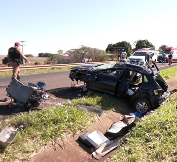 Motorista olha celular e capota carro na PR-323; mãe ficou presa às ferragens 2