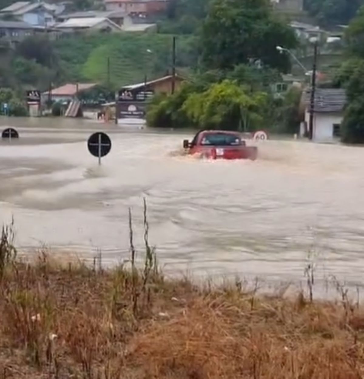  motorista-regiao-alagada-agua-invade-veiculo 