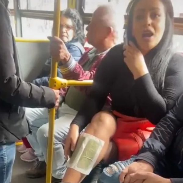 Passageira é flagrada se depilando com cera em ônibus e viraliza na internet
