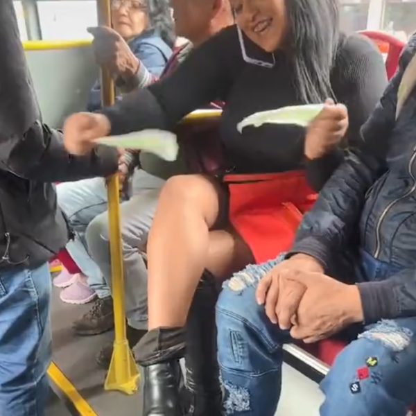 Passageira é flagrada se depilando com cera em ônibus e viraliza na internet