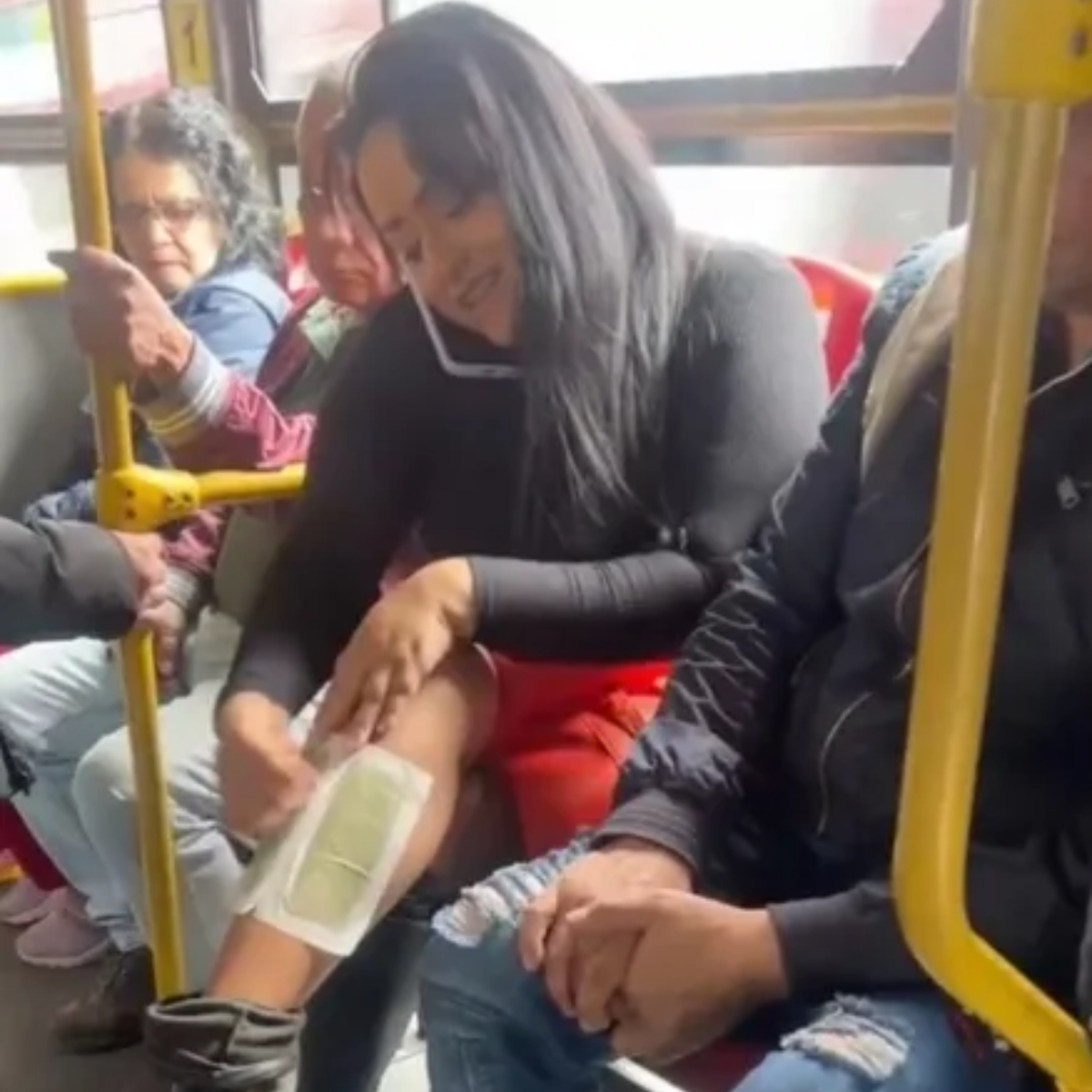  Passageira é flagrada se depilando com cera em ônibus e viraliza na internet 