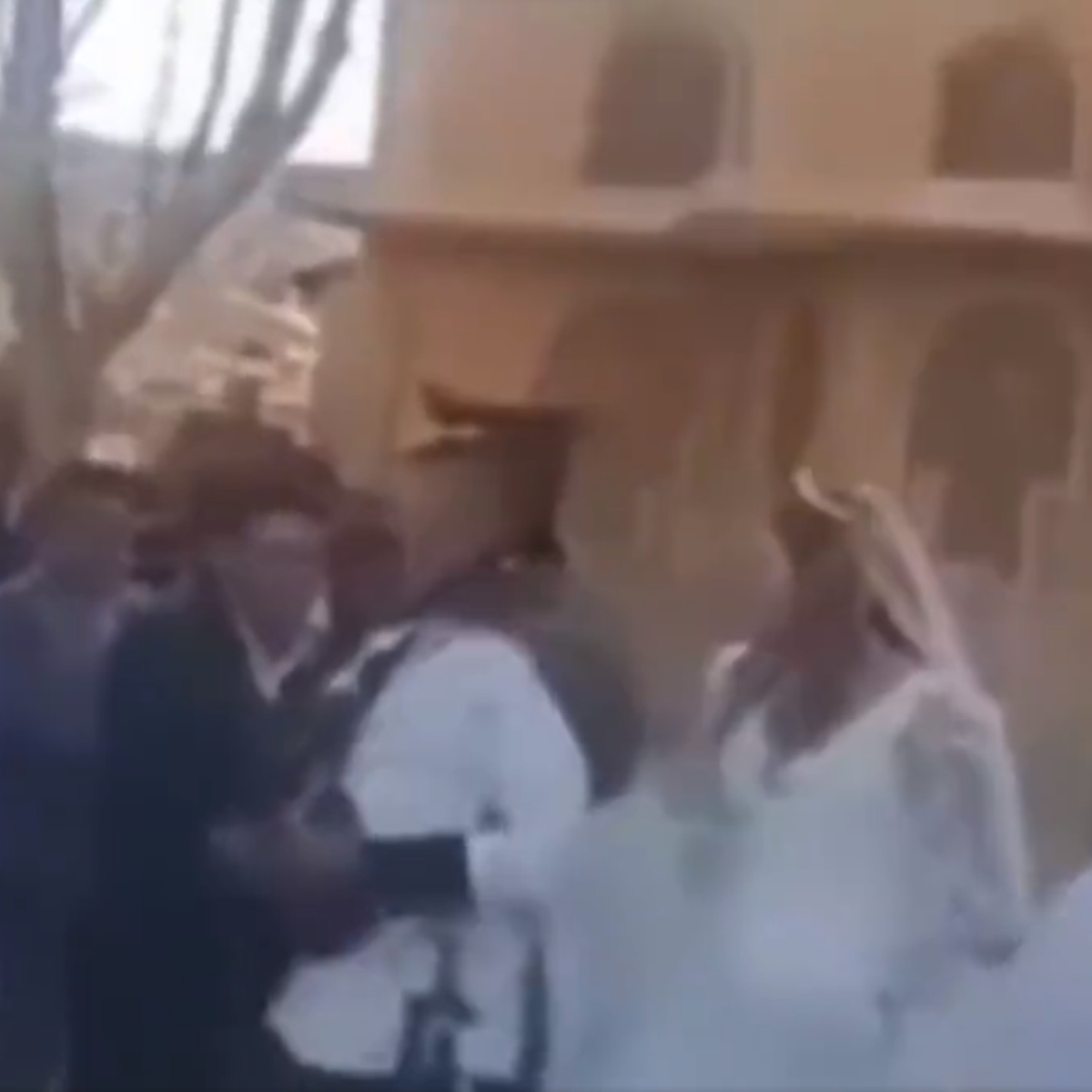  VÍDEO: Ex invade casamento e joga fezes com azeite nos noivos 