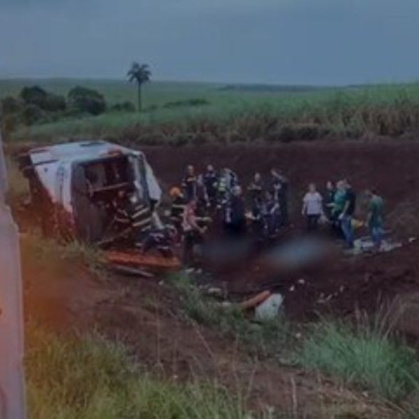 capotamento de um ônibus com fiéis que participavam de uma excursão religiosa a caminho de Monte Alto, em São Paulo