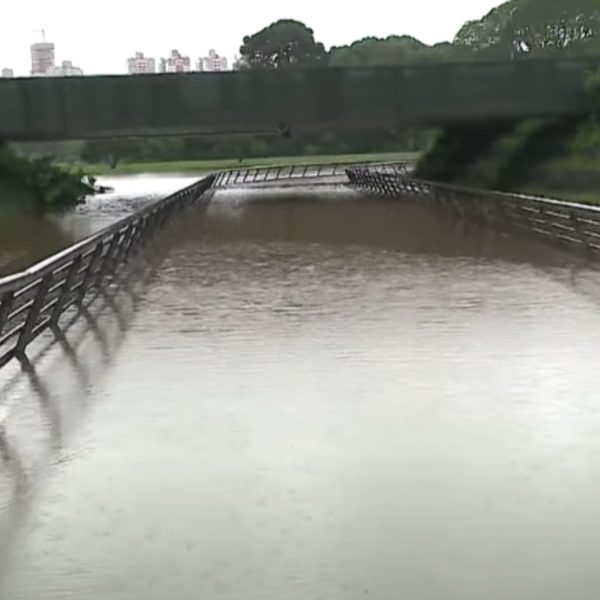 Parque Barigui fica embaixo d'água com chuvas fortes que atingem Curitiba