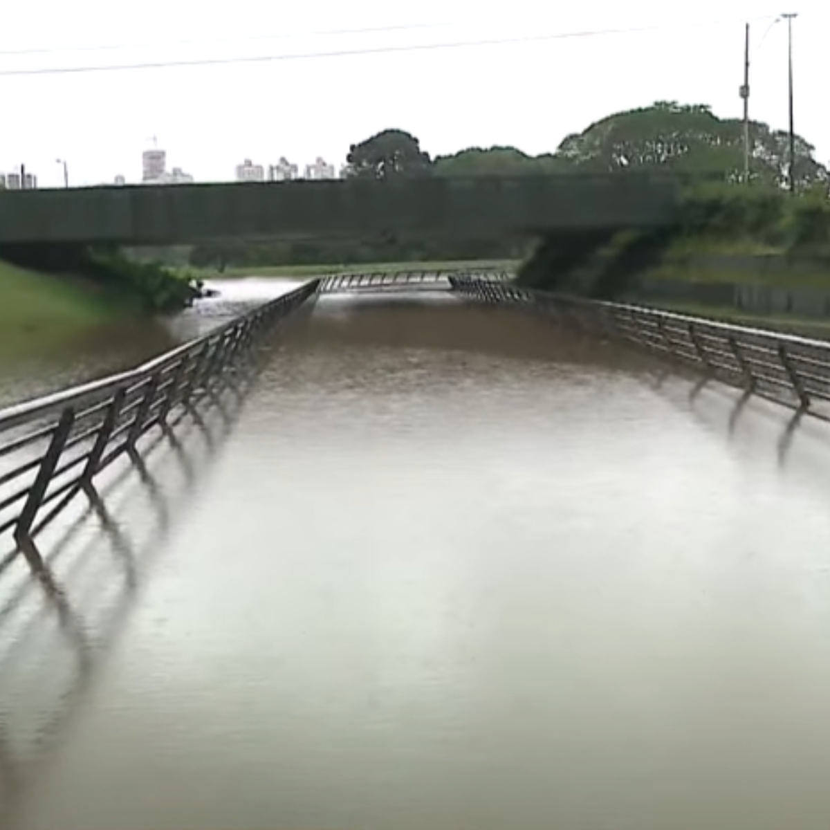  Parque Barigui fica embaixo d'água com chuvas fortes que atingem Curitiba 