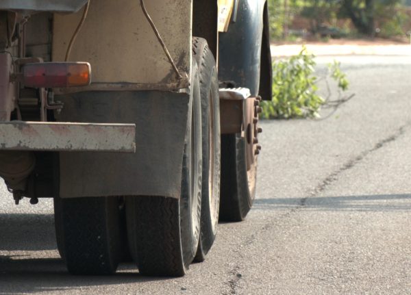 Pedestre fica em estado grave após ser atropelado por caminhão no Contorno Norte 2