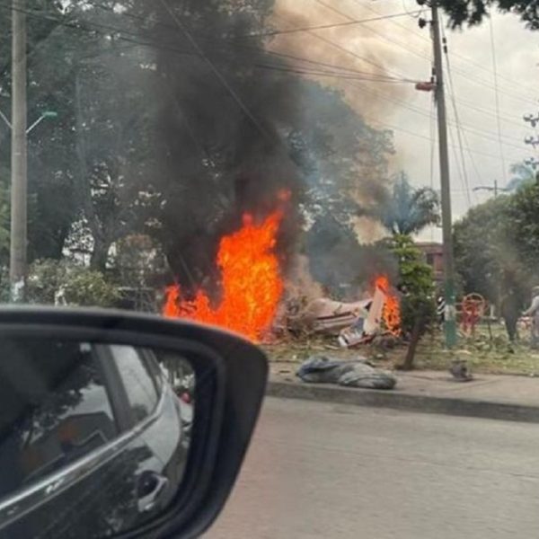 Piloto morre após avião cair e aeronave pega fogo em praça