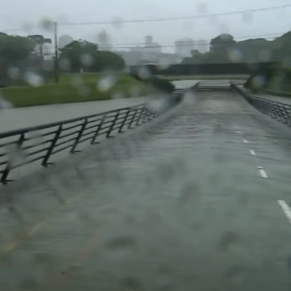 Ponte do Parque Barigui fica novamente embaixo com temporal que atinge Curitiba