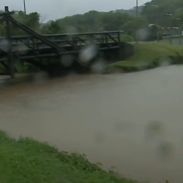 Ponte do Parque Barigui fica novamente embaixo com temporal que atinge Curitiba