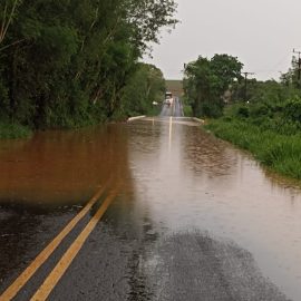 PR-554 é interditada após cheia do Rio Andirá; veja mapa das rodovias atingidas