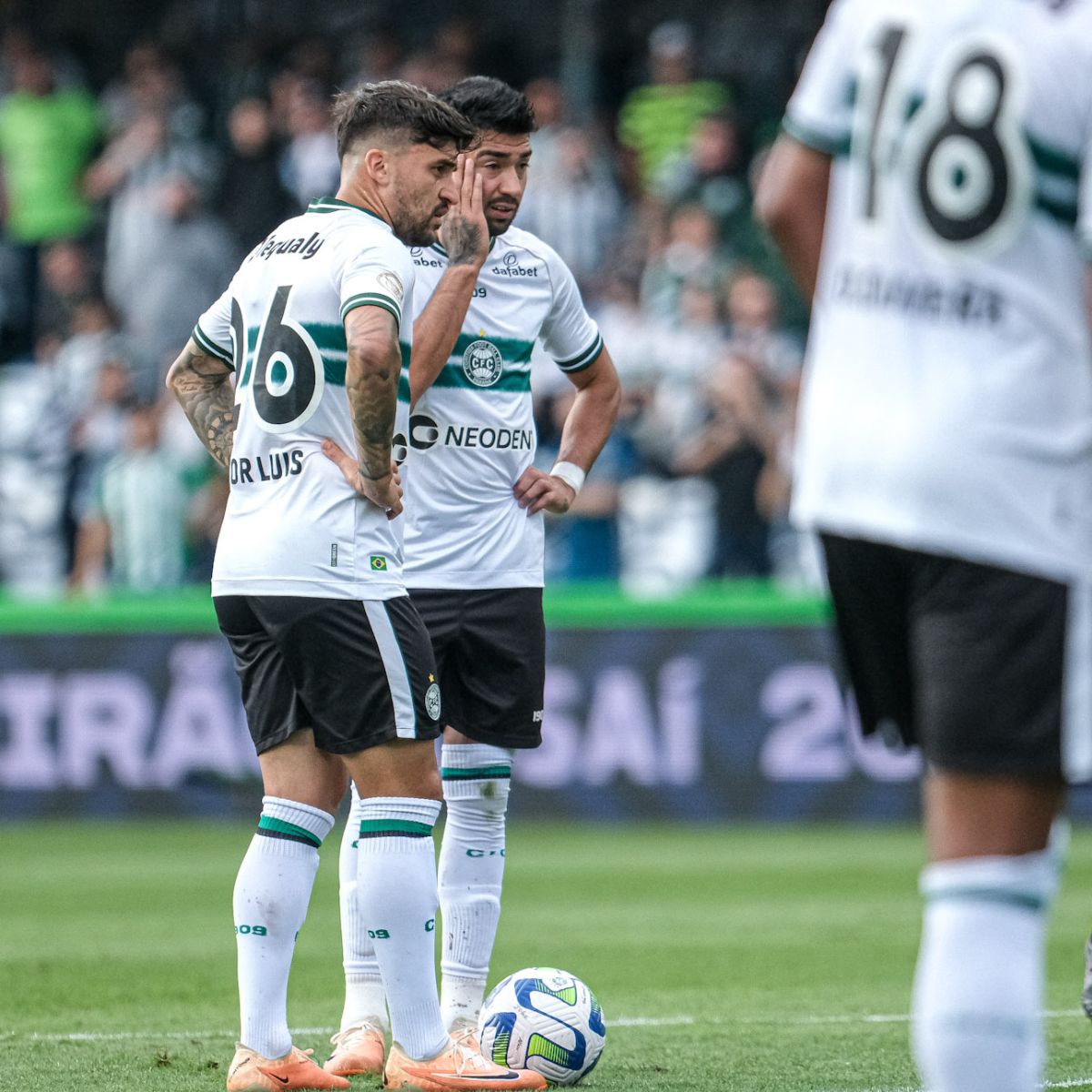  Victor Luis e Marcelino Moreno em Coritiba x Athletico 