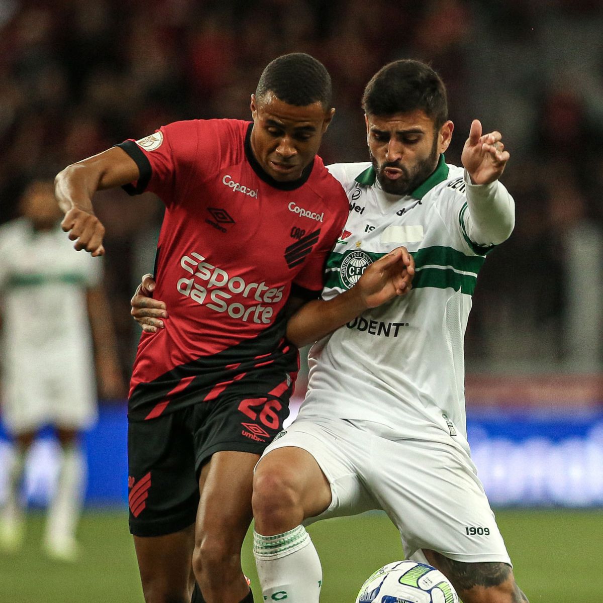  Erick do Athletico e Victor Luis do Coritiba no Atletiba 