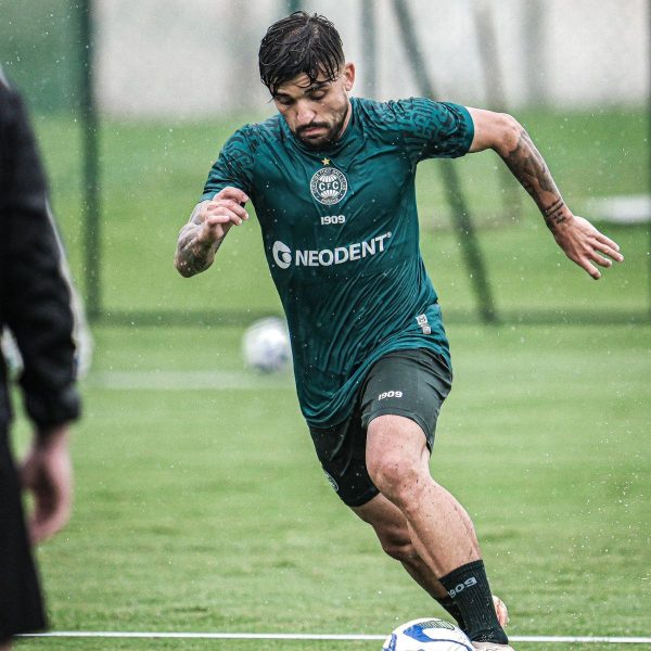 Victor Luis em treino do Coritiba