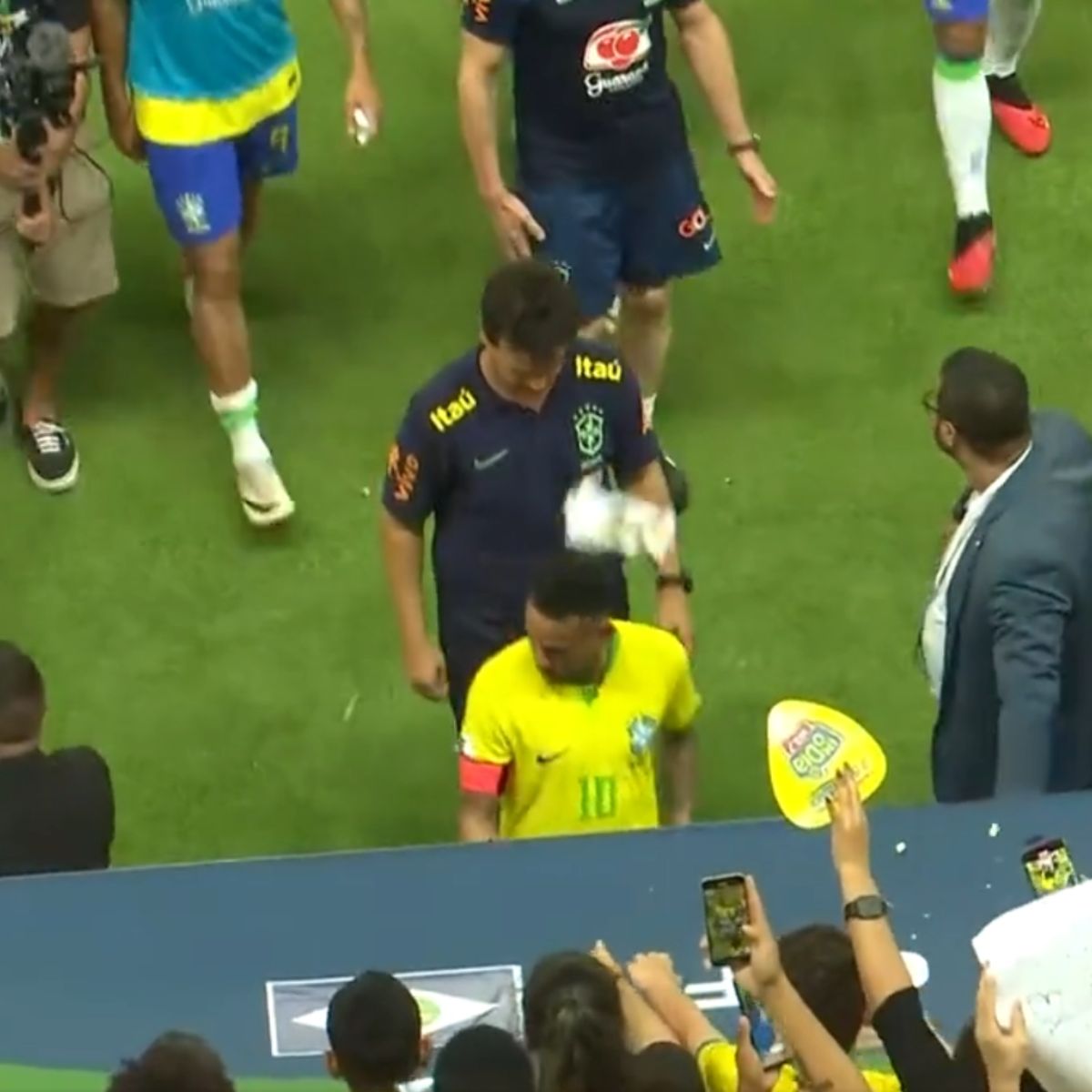  Neymar, da Seleção brasileira, é atingido por saco de pipocas 