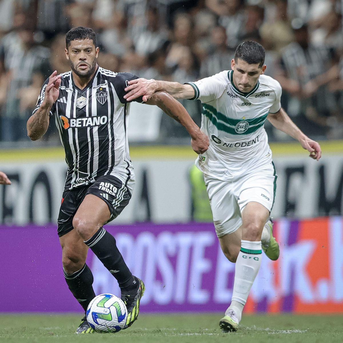  Hulk e Matheus Bianqui em Atlético-MG x Coritiba 