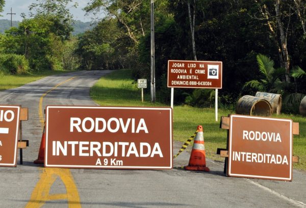 rodovia bloqueada