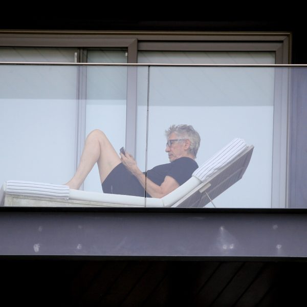 Roger Waters fica de cueca em hotel