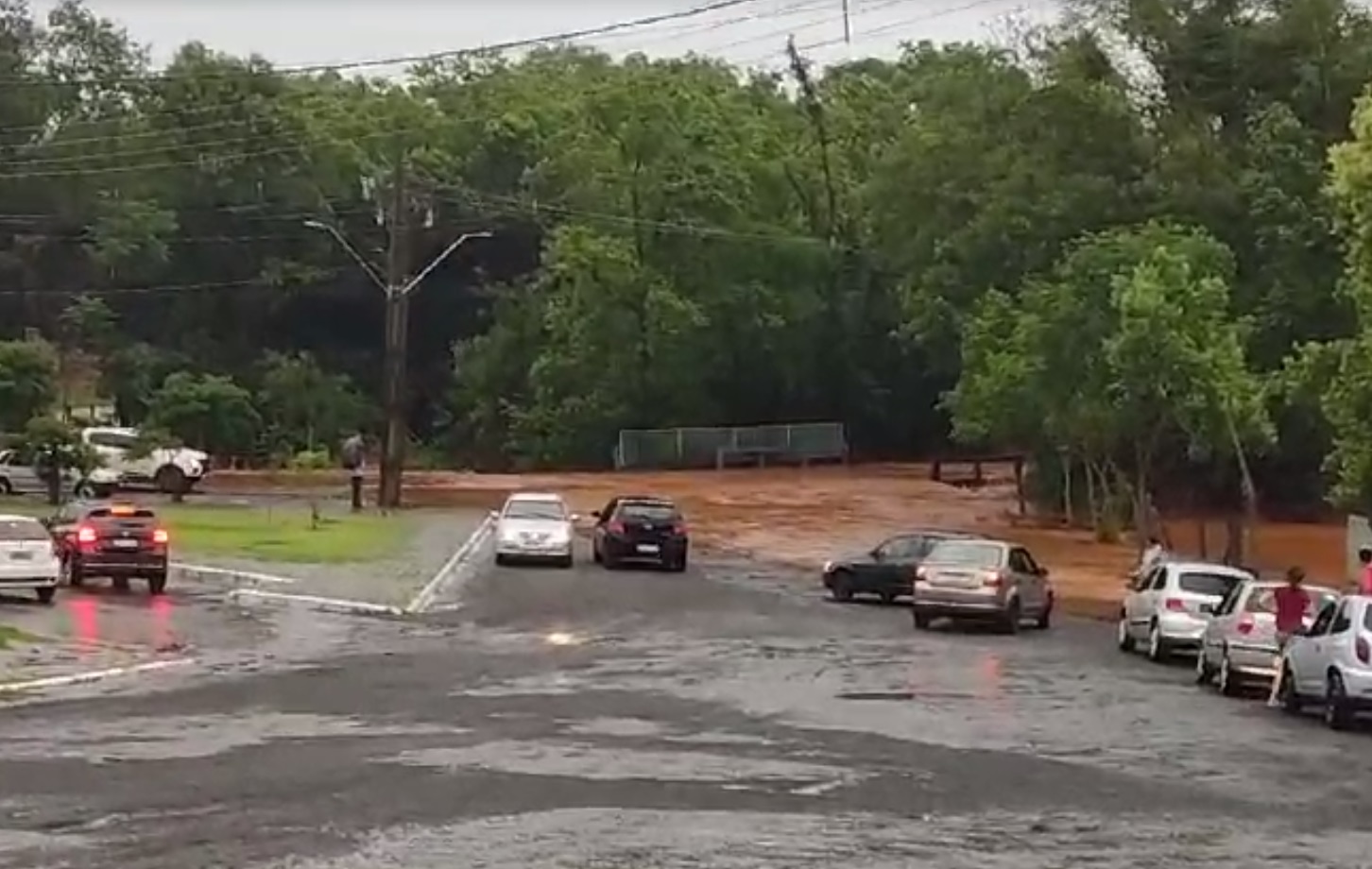  Rio sobe e cobre ponte de acesso a santuário em Santa Izabel do Oeste; vídeo 