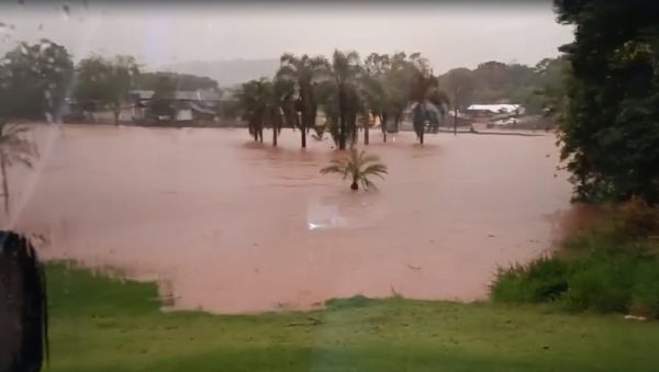 Chuvas deixam municípios do Paraná ‘embaixo d’água’; veja vídeos