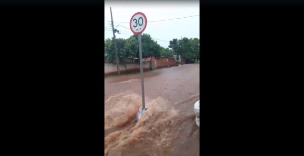 Temporal alaga ruas e destrói telhado no Paraná: “Que enchente”; veja vídeos