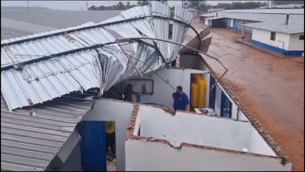 Temporal alaga ruas e destrói telhado no Paraná: “Que enchente”; veja vídeos