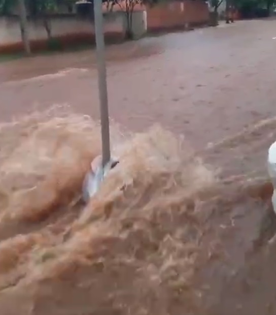  Temporal alaga ruas e destrói telhado no Paraná: “Que enchente”; veja vídeos 